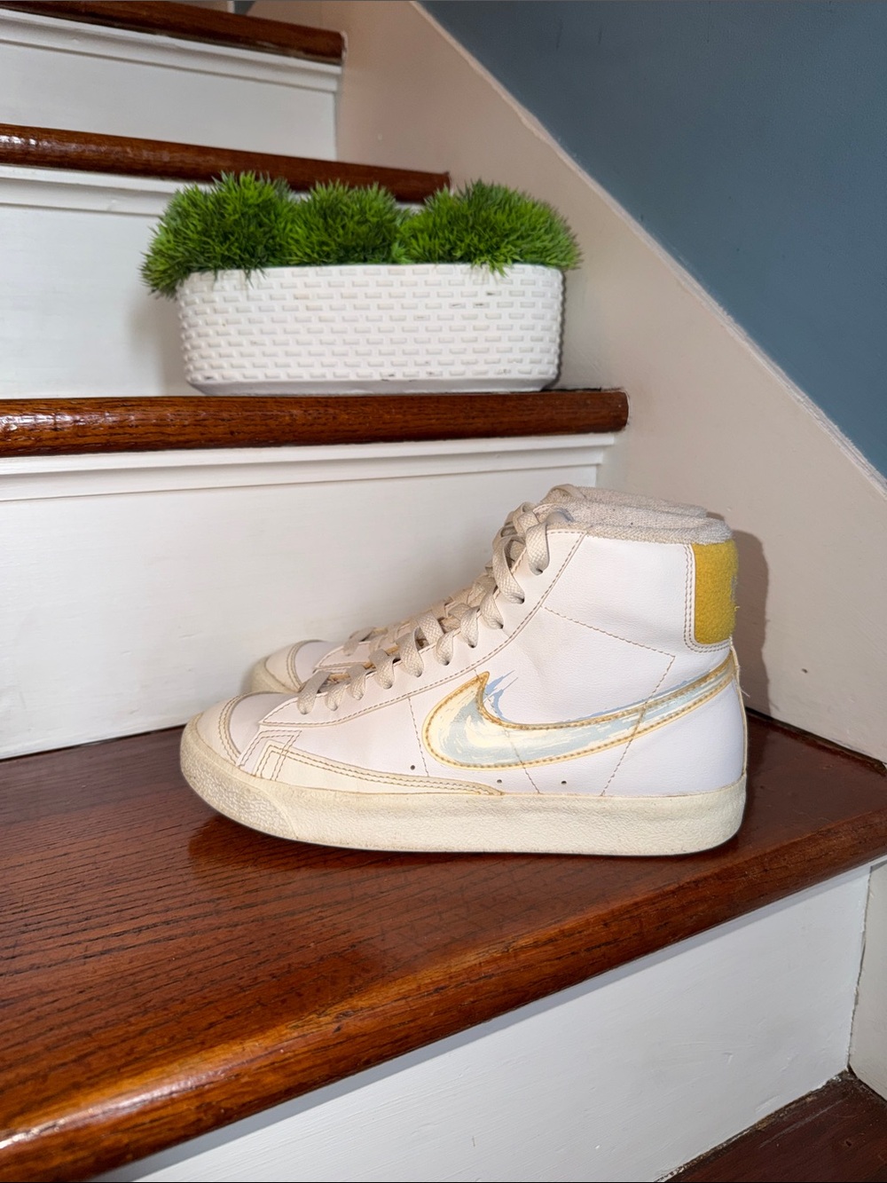 Youth Nike Blazer Mid ‘77 GS White/Royal Tint Solar-Flare Size 5.5